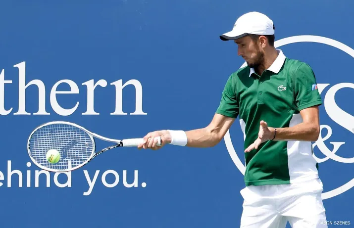 tennisser medvedev vlot langs delbonis op us open