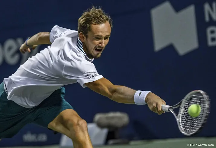 tennisser medvedev walst over isner naar finale toronto