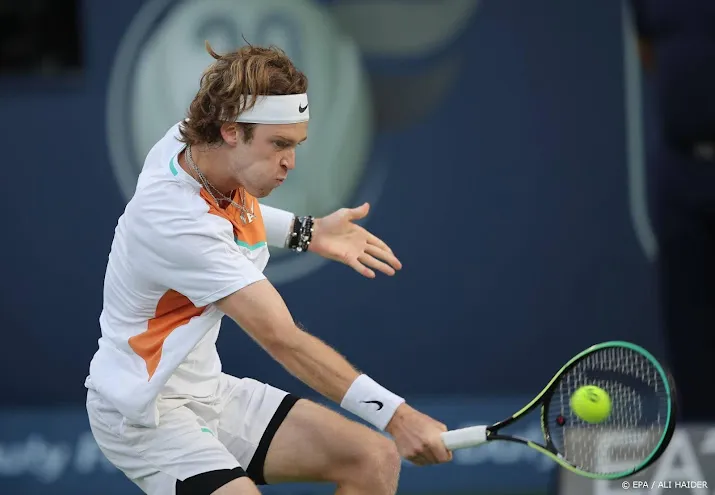 tennisser roeblev schrijft op camera geen oorlog alsjeblieft