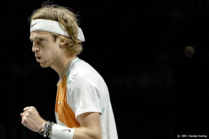 tennisser roeblev wint in parijs en treft djokovic in halve finale