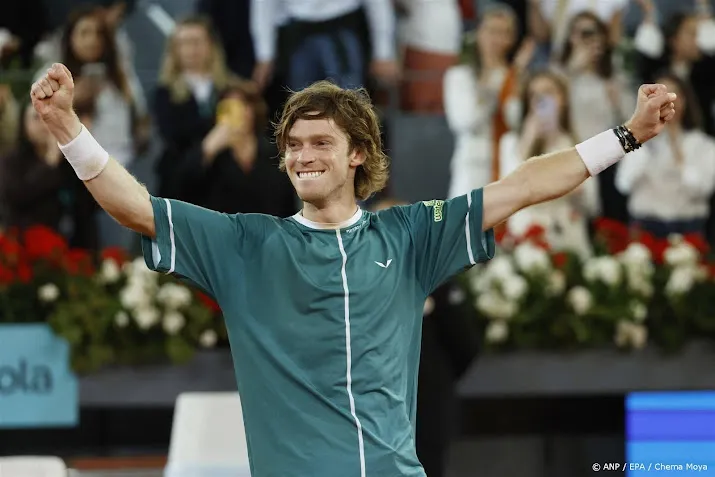 tennisser roeblev wint masterstoernooi van madrid