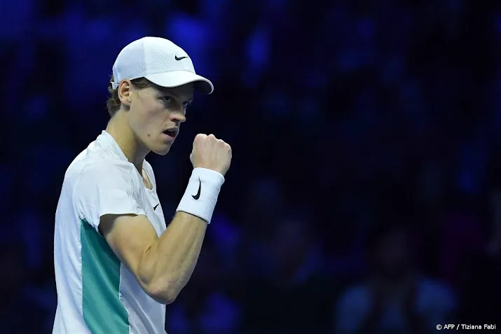 tennisser sinner verslaat tsitsipas in eerste partij atp finals
