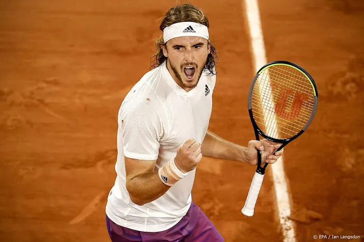 tennisser tsitsipas in parijs langs medvedev