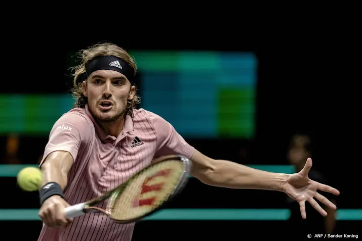 tennisser tsitsipas met moeite verder in ahoy