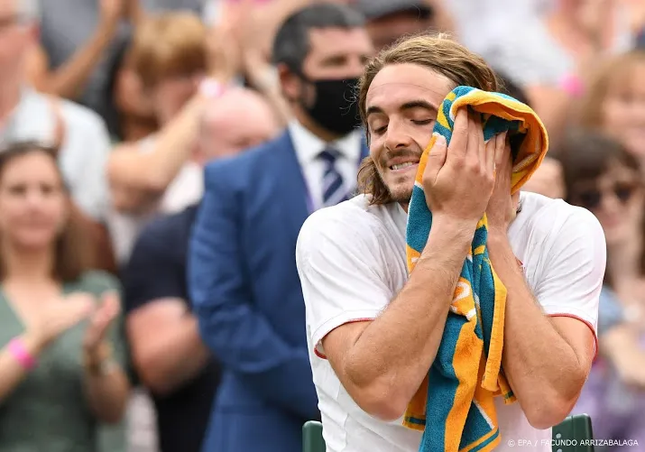 tennisser tsitsipas pijnlijk uitgeschakeld op wimbledon