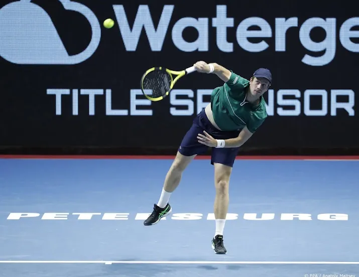 tennisser van de zandschulp door naar tweede ronde in stockholm