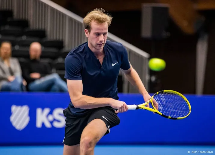 tennisser van de zandschulp mag niet trainen een speler positief