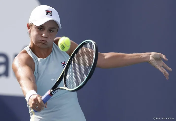 tennisster barty gaat op gravel door met winnen