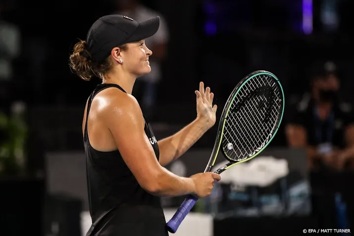 tennisster barty verslaat kenin en bereikt halve finales adelaide