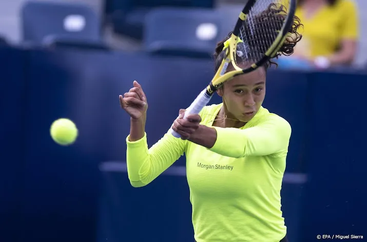 tennisster fernandez overleeft 5 matchpoints en prolongeert titel