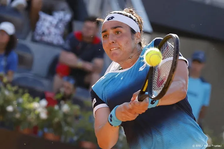 tennisster jabeur knokt zich in rome terug uit geslagen positie