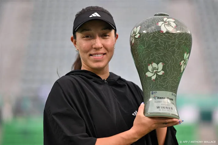 tennisster pegula maakt favorietenrol waar met titel in seoul