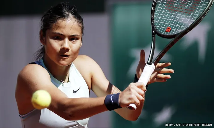 tennisster raducanu geeft geblesseerd op in nottingham