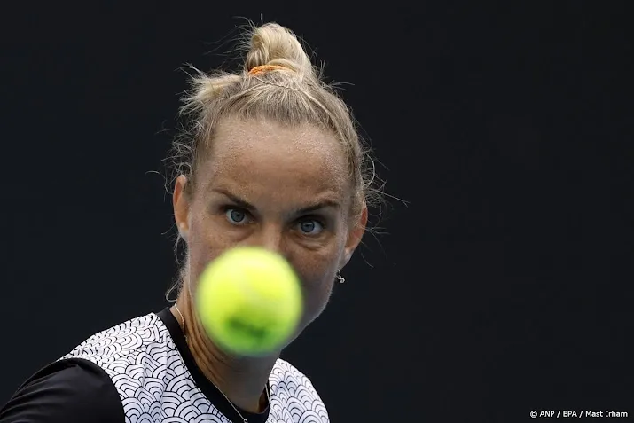 tennisster rus knokt zich in madrid naar tweede ronde