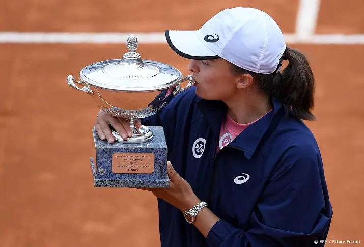 tennisster swiatek na toernooizege in rome nummer 9 van de wereld