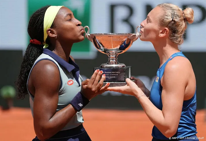 tennissters gauff en siniakova winnen dubbelspel roland garros