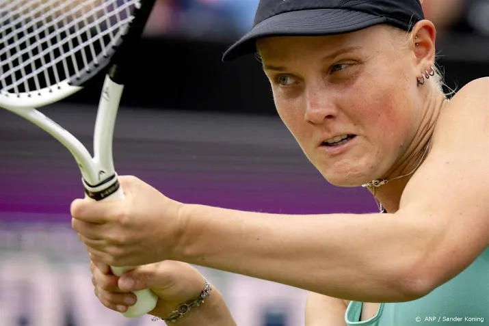 tennissters na twee enkelspelen op gelijke hoogte tegen servie