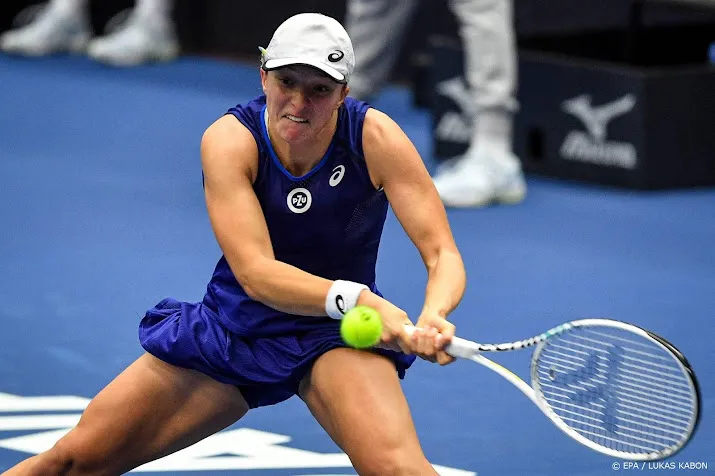 tennissters swiatek en krejcikova naar finale in ostrava