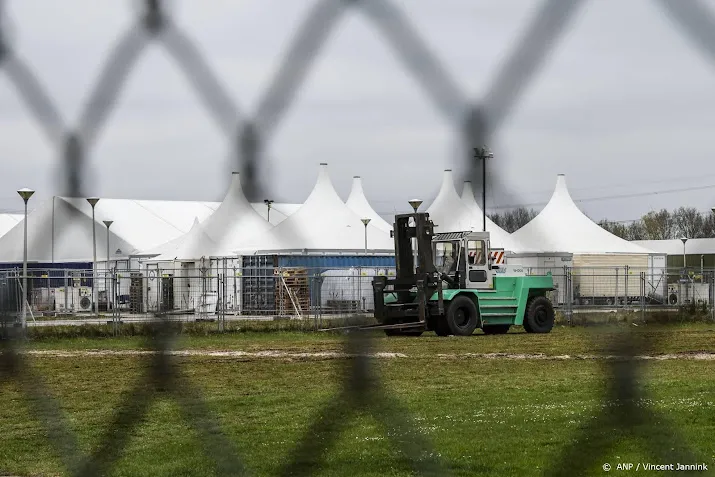 tenten bij aanmeldcentrum ter apel worden afgebroken