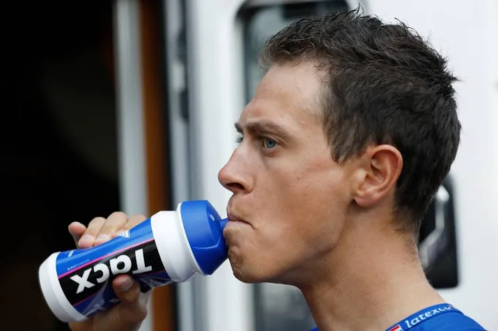 terpstra op normale fiets de kasseien op