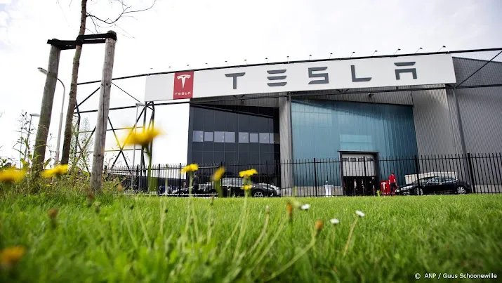 tesla betaalt loon oekraiense werknemer die land verdedigt door