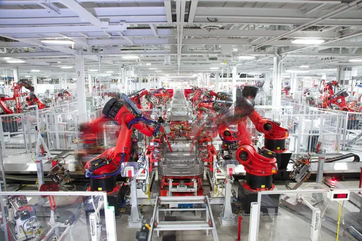 tesla bouwt bijna 1000 autos per dag