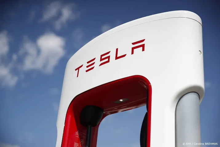 tesla flink onderuit op roodgekleurd wall street