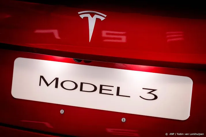 tesla model 3 vaakst op kenteken gezet