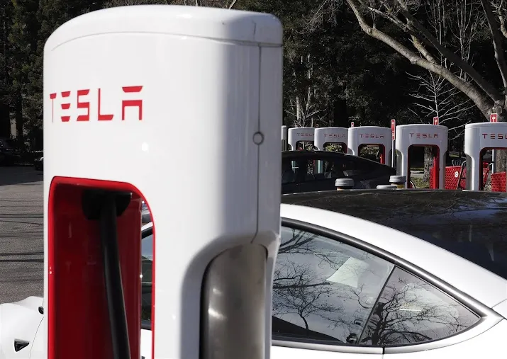 tesla omlaag op negatief wall street chipbedrijven omhoog