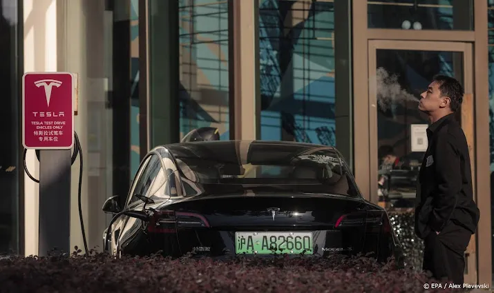 tesla onder vuur in vs vanwege opening showroom in xinjiang