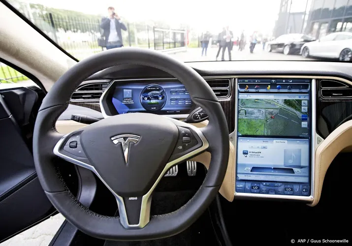 tesla roept 135 000 autos terug geeft nvidia de schuld