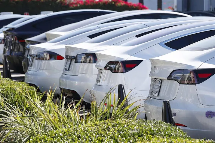 tesla roept 2 miljoen autos terug om problemen met autopilot