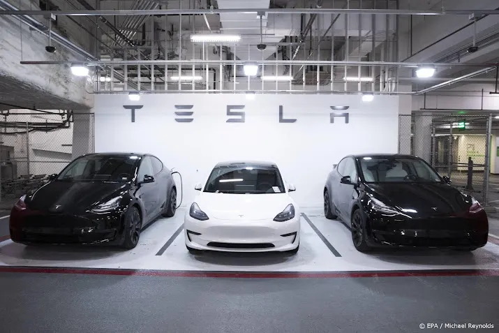tesla roept autos in zelfrijdende test terug na problemen update