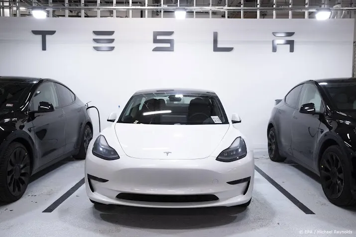 tesla schakelt gamefunctie in autos tijdens het rijden uit