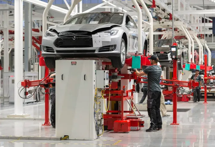 tesla schrapt bijna tiende personeelsbestand