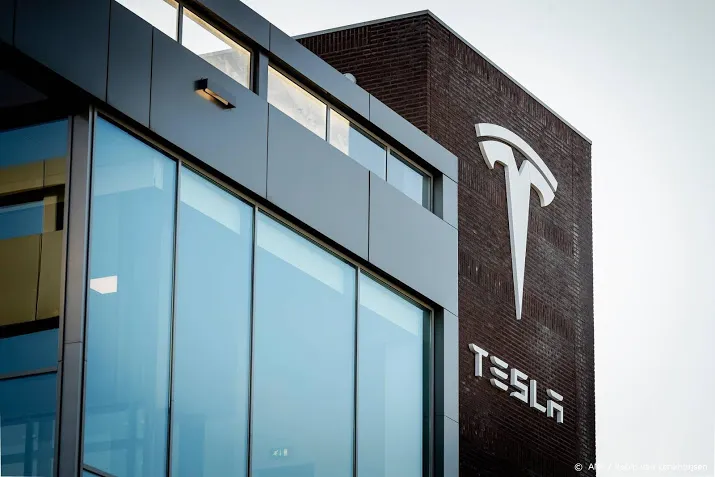 tesla snijdt hard in personeelsbestand
