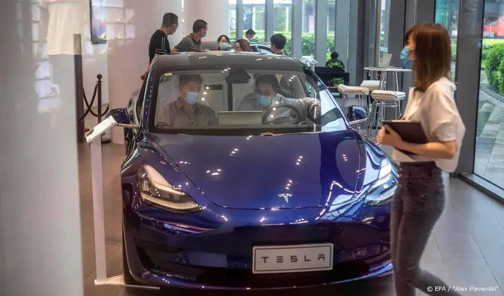 tesla streeft toyota voorbij en is waardevolste automerk