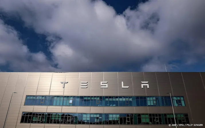 tesla verder omlaag op wall street intel onderuit