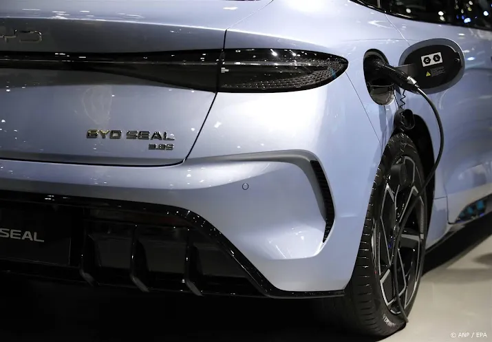 tesla verkocht in vierde kwartaal minder autos dan chinese byd