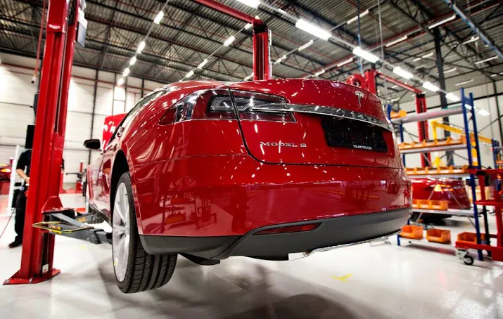 tesla voert autoproductie flink op