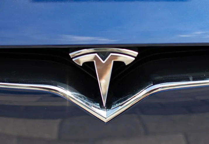 tesla weer in schijnwerpers op wall street