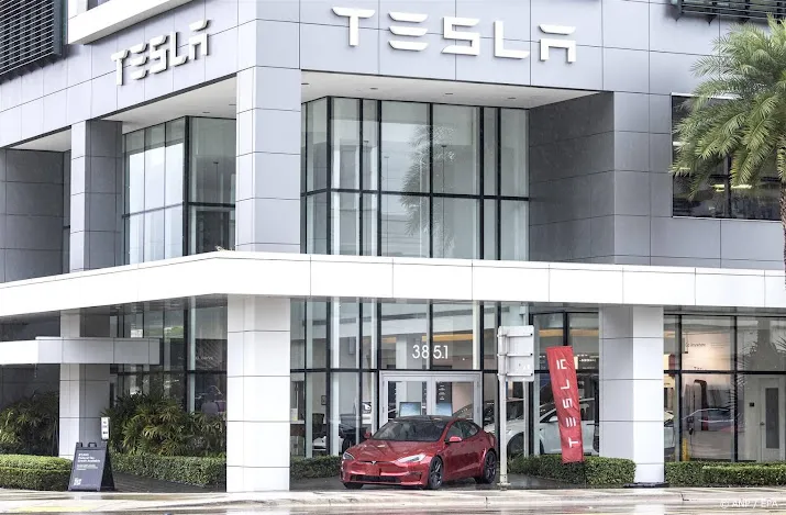 tesla werkt aan nieuwe auto melden bronnen