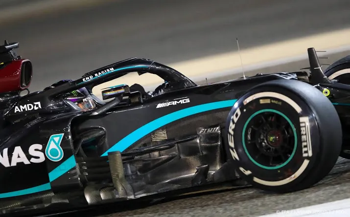 testrace voor de vries in formule 1 bolide mercedes