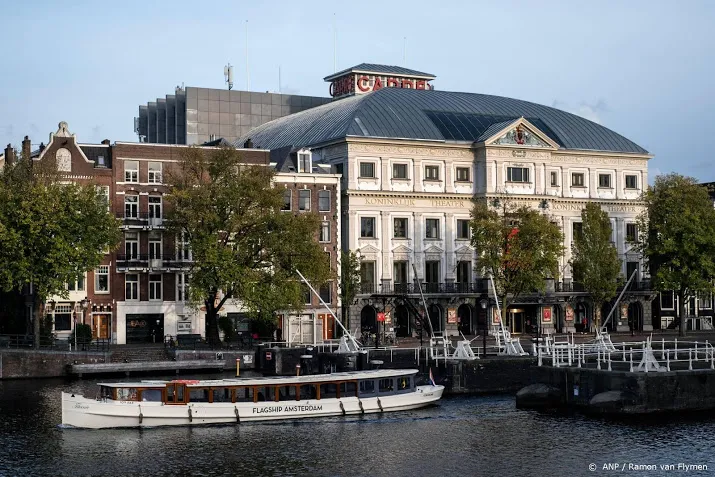 theater carre opent toch de deuren voor dertig bezoekers