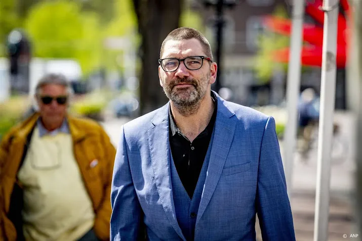 theo maassen debuteert als presentator van zomergasten