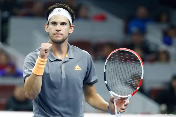 thiem verslaat tsitsipas in finale peking