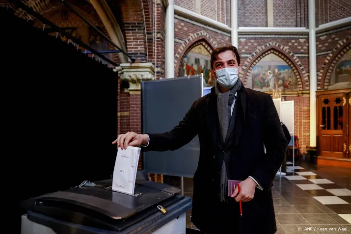 thierry baudet fvd heeft stem uitgebracht in kerk amsterdam