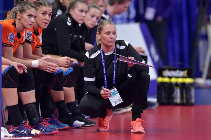 thomsen spaarde met opzet speelsters