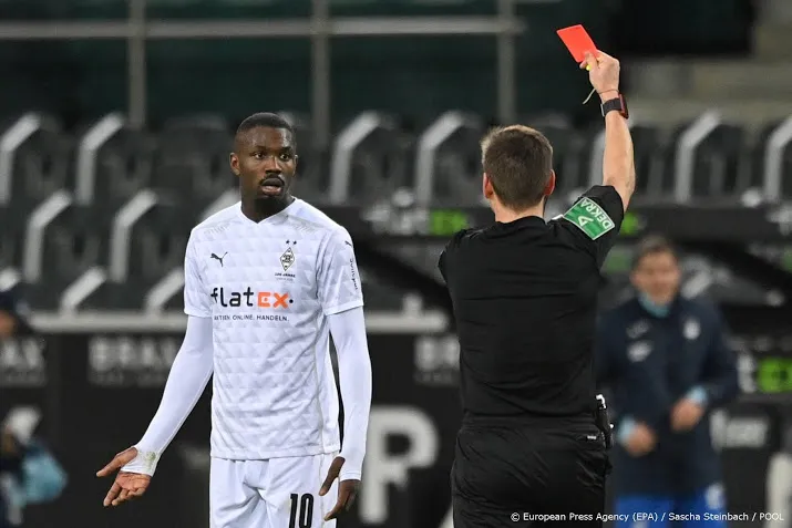 thuram levert maandsalaris in voor spuugincident