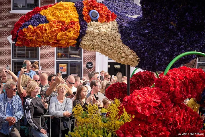 tienduizenden bezoekers voor praalwagens bloemencorso in haarlem